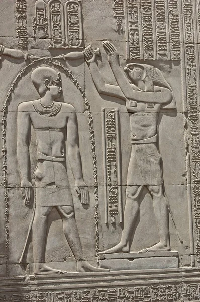 Tallados Jeroglípicos Pared Antiguo Templo Egipcio Kom Ombo Con Dios —  Fotos de Stock