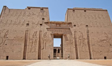 Edfu 'daki Antik Mısır tapınağı Horus' un giriş kapısındaki duvara hiyeroglif oymalar.