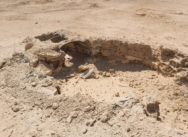 古い放棄された軍の遺跡アフリカの砂漠で砂袋で掘り出された地下燃料庫 — ストック写真