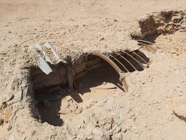 非洲沙漠中一个废弃的军队的残余地下掩体和沙袋 — 图库照片