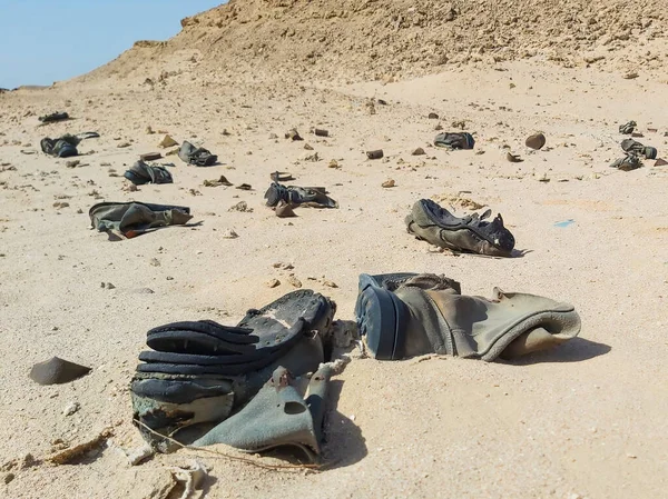 Fechar Velhas Botas Militares Decomposição Abandonadas Remota Paisagem Deserto Africano — Fotografia de Stock