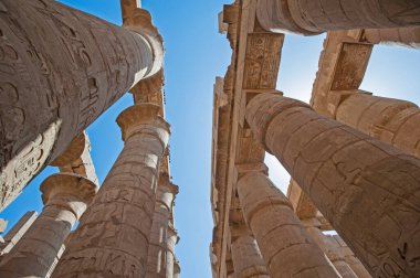 Luxor 'daki Karnak Tapınağı' nın antik Mısırlı hipotenüs salonundaki sütunlara hiyeroglif oymalar.