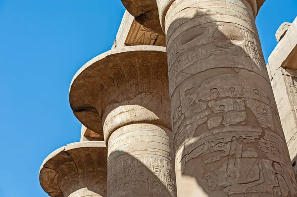 卢克索卡尔纳克神殿古埃及低风格大厅柱子上的象形文字雕刻 — 图库照片