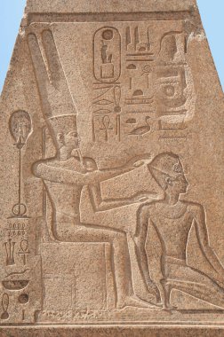 Luxor 'daki Karnak antik Mısır tapınağındaki dikilitaşın tepesindeki hiyeroglif oymaların yakın plan detayları.