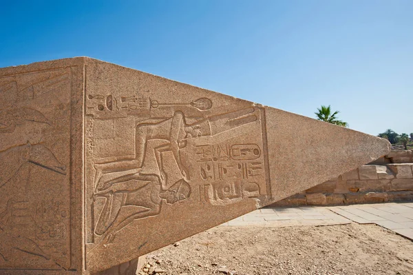 Velký Starověký Egyptský Obelisk Ležící Chrámu Karnaku Luxoru Hieroglyfickými Řezbami — Stock fotografie