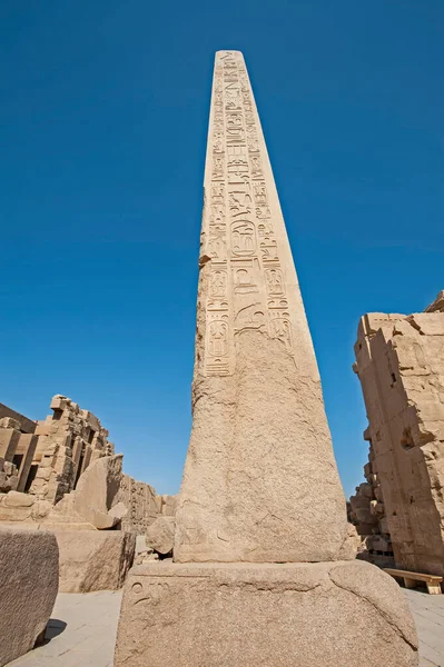Velký Vysoký Starověký Egyptský Obelisk Chrámu Karnaku Luxoru Hieroglyfickými Řezbami — Stock fotografie