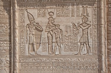 Dendera 'daki antik Mısır tapınağı Hathor' un duvarına hiyeroglif oymalar