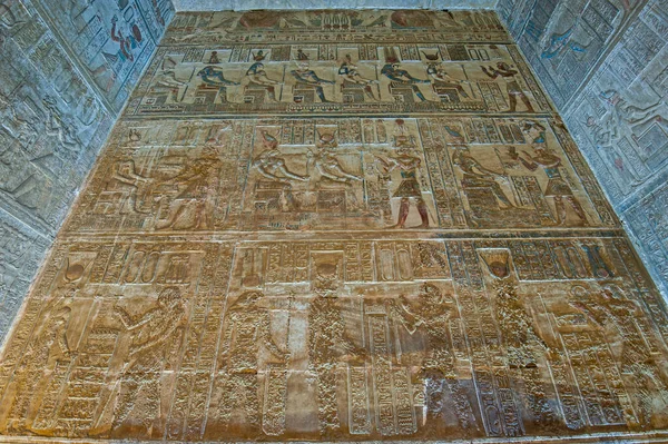 Esculturas Hieroglípicas Parede Interior Antigo Templo Egípcio Hathor Dendera — Fotografia de Stock