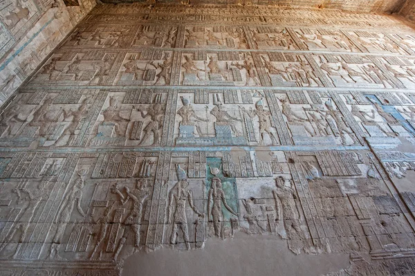 Tallados Jeroglípicos Pared Interior Antiguo Templo Egipcio Hathor Dendera —  Fotos de Stock