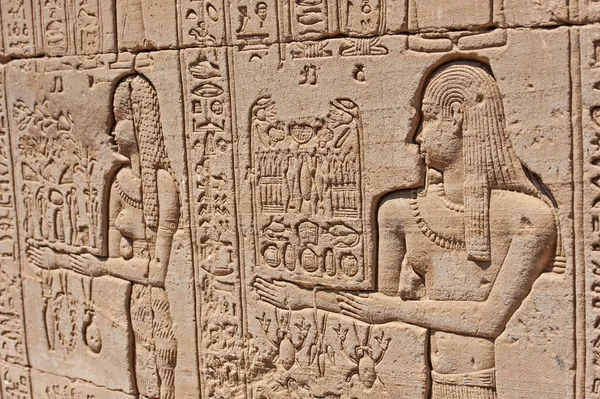 Ιερογλυφικά Σκαλίσματα Στον Τοίχο Του Αρχαίου Αιγυπτιακού Ναού Του Χάθορ — Φωτογραφία Αρχείου