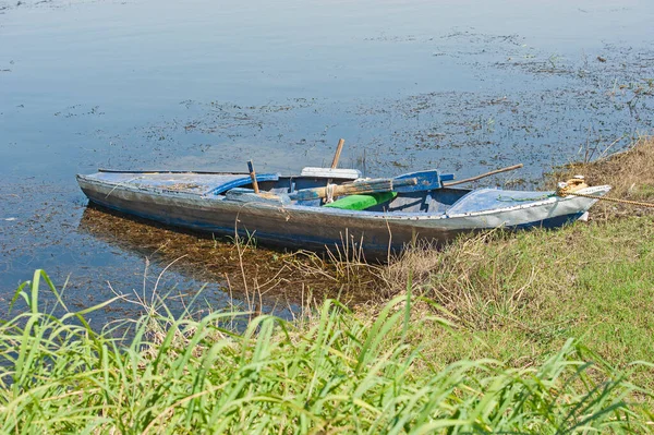 Geleneksel Mısır nehir teknesi nehir kıyısında demirlemiş.