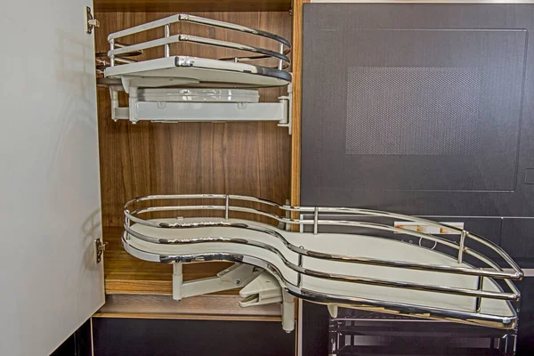 棚付きスライドカルーセルコーナー食器棚のクローズアップ詳細を示す高級アパートのキッチンのインテリアデザインの装飾 — ストック写真