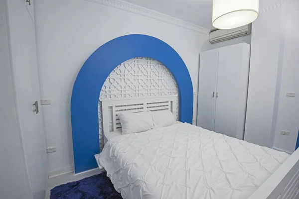 家具やダブルベッドを示す豪華なショーの家のベッドルームのインテリアデザインの装飾家具 — ストック写真