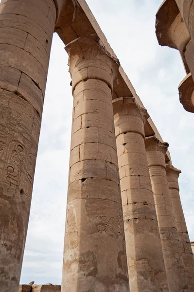 Esculturas Hieroglípicas Colunas Antigo Templo Egípcio Luxor — Fotografia de Stock