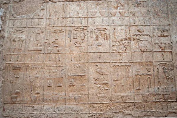 Hieroglypické Řezby Zdi Starověkém Egyptském Luxorském Chrámu — Stock fotografie