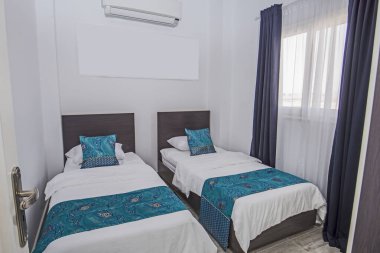 Lüks mobilyaların iç dizayn dekorasyonu. Mobilyalar ve çift kişilik yataklar.