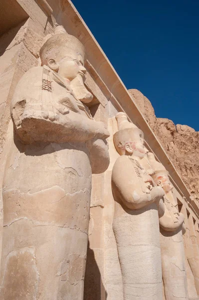 Velká Socha Vchodu Starověkého Egyptského Chrámu Hatshetup Luxoru Sloupy — Stock fotografie