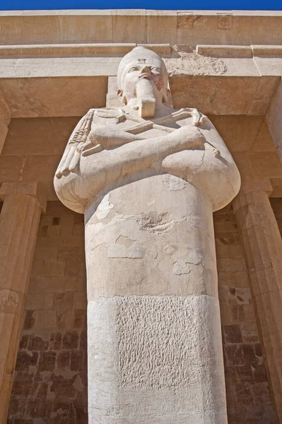 Grande Estátua Entrada Antigo Templo Egípcio Hatshetup Luxor Com Colunas — Fotografia de Stock