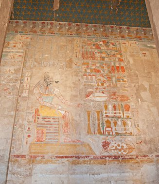 Luxor 'daki eski Mısır Hatshetup tapınağının duvarına hiyeroglif oymalar ve tablolar