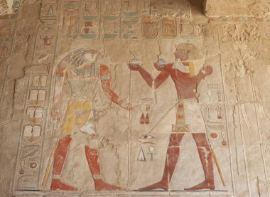 Luxor 'daki eski Mısır Hatshetup tapınağının duvarına hiyeroglif oymalar ve tablolar