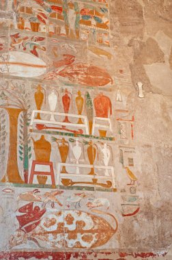 Luxor 'daki eski Mısır Hatshetup tapınağının duvarına hiyeroglif oymalar ve tablolar