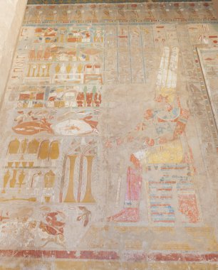 Luxor 'daki eski Mısır Hatshetup tapınağının duvarına hiyeroglif oymalar ve tablolar