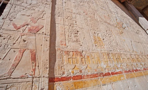 Hieroglyptische Schnitzereien Und Gemälde Der Wand Des Altägyptischen Hatshetup Tempels — Stockfoto