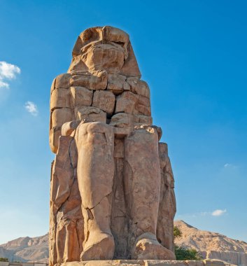 Mısır 'daki Memnon heykelinde Firavun Amenhotep III' ün büyük heykeli