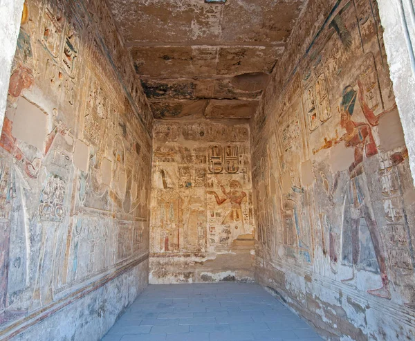 Esculturas Pinturas Hieroglípicas Parede Interior Sala Antigo Templo Egípcio Medinat — Fotografia de Stock