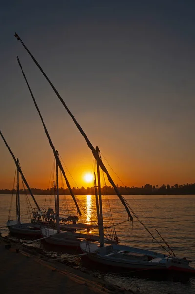 Traditionella Egyptiska Felluca Flodbåtar Förtöjda Nilen Flodstrand Med Solnedgång Och — Stockfoto