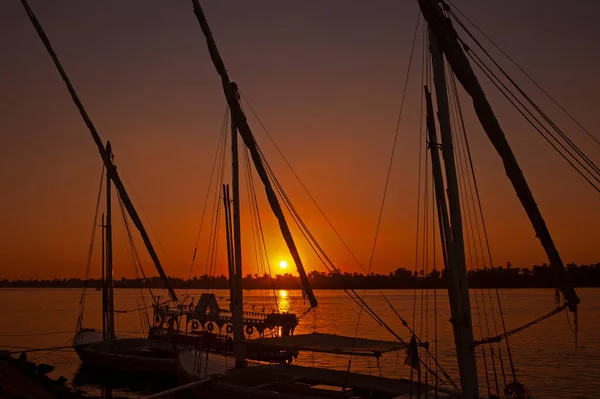 Traditionele Egyptische Felluca Rivierboten Afgemeerd Nijl Rivieroever Met Zonsondergang Reflectie — Stockfoto