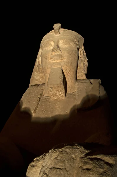 Esfinge Pedra Egípcia Antigo Iluminado Noite Templo Luxor — Fotografia de Stock