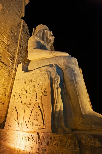 Grande Estátua Esculturas Hieroglípicas Ramsés Antigo Templo Egípcio Luxor Iluminado — Fotografia de Stock