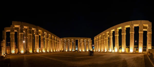 Panoramic View Courtyard Large Columns Ancient Egyptian Luxor Temple Lit — Stock Photo, Image