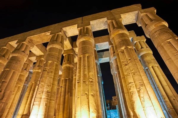 Hieroglifikus Faragványok Nagy Oszlopokon Ősi Egyiptomi Luxor Templomban Melyek Éjszaka — Stock Fotó