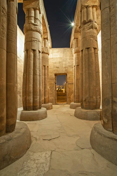 Hieroglypisch Houtsnijwerk Grote Zuilen Oude Egyptische Luxor Tempel Nachts Verlicht — Stockfoto