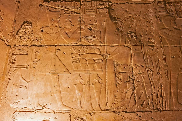 Tallados Jeroglípicos Pared Antiguo Templo Egipcio Luxor Iluminado Por Noche — Foto de Stock