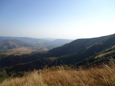 Dağlar. Karla kaplı dağlar. Kafkas Dağları. Bulutlardaki dağlar. Yazın karla kaplı güzel dağlar. Bulutlardaki Elbrus