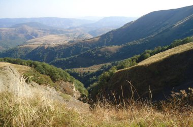Dağlar. Karla kaplı dağlar. Kafkas Dağları. Bulutlardaki dağlar. Yazın karla kaplı güzel dağlar. Bulutlardaki Elbrus