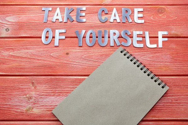 Demir harfler kendi başının çaresine bakar, en alttaki defter ise...