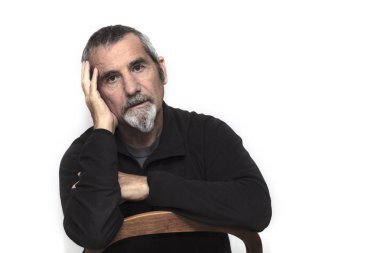 yaşlı adamın sakalı giydiğini