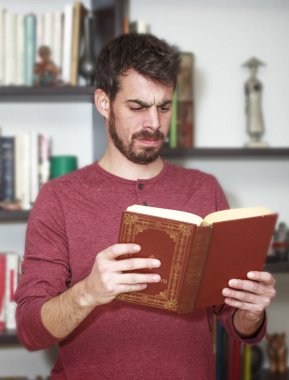 genç adam gönüllülük Kütüphane önünde