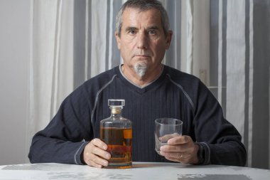 onun şişe ile yalnız adam