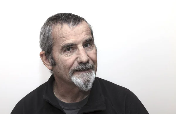 Homem velho usando uma barba — Fotografia de Stock