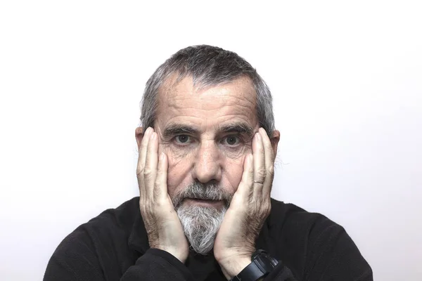 Homem velho usando uma barba — Fotografia de Stock