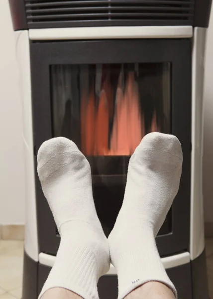 Füße warm vor dem Feuer — Stockfoto