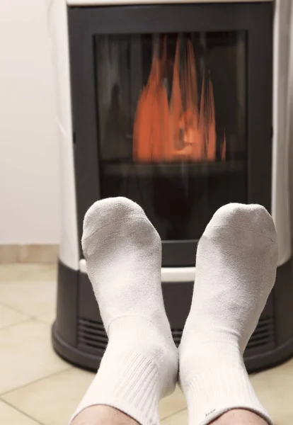 暖かい火の前の足 — ストック写真