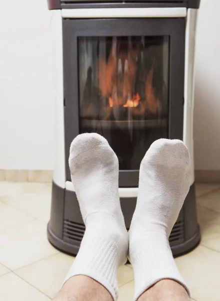 Ноги теплі перед вогнем — стокове фото