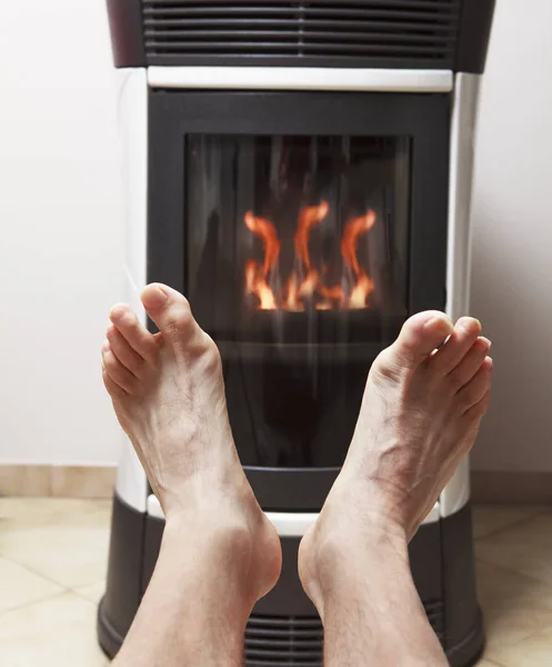 Pies calientes frente al fuego — Foto de Stock