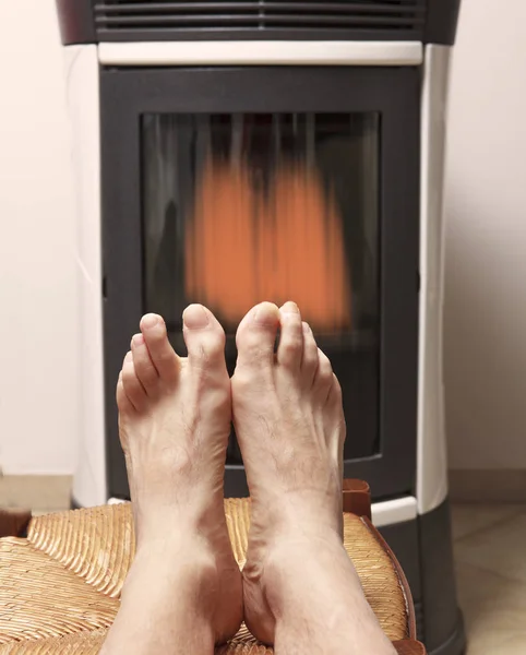 暖かい火の前の足 — ストック写真